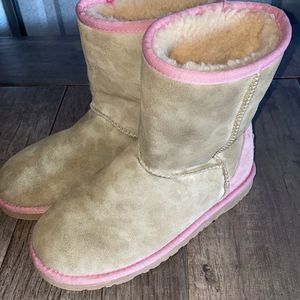 Kids UGG size 4 winter boots check out pictures thanks 🙏